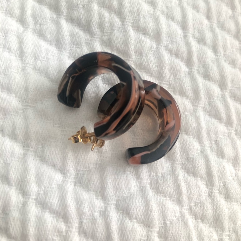 NWOT MACHETE tortoise lucite huggie hoop earrings - brown / blush